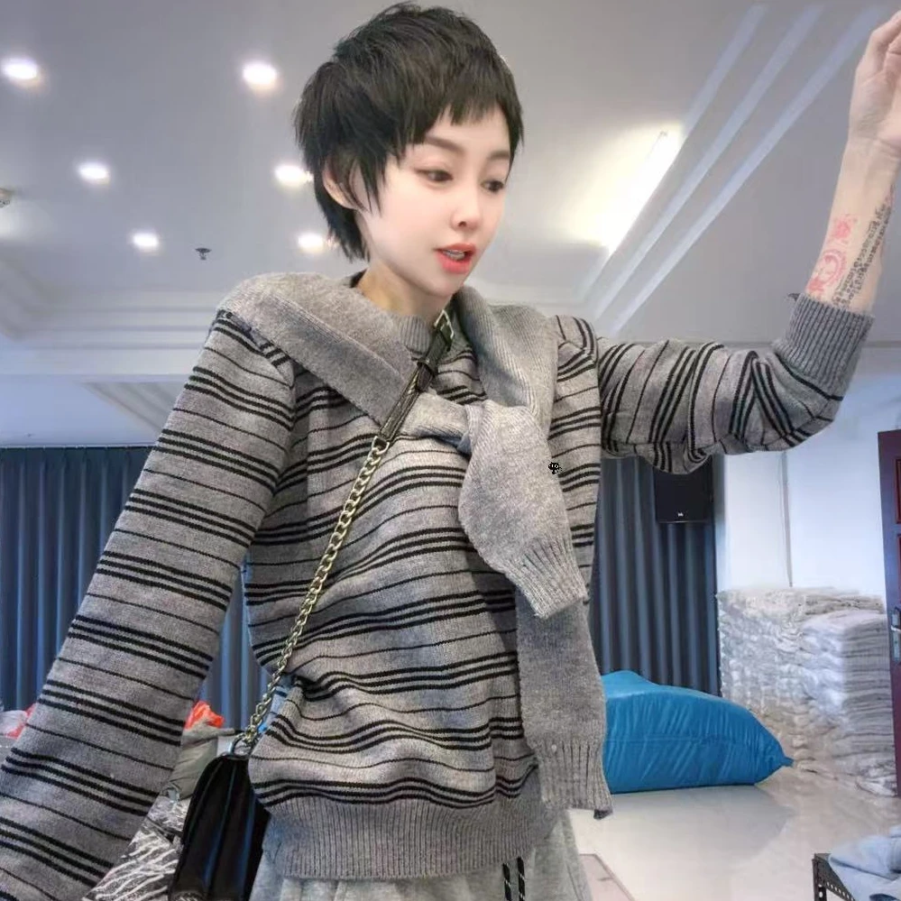 时尚款欧姐家灰黑条披肩毛衣