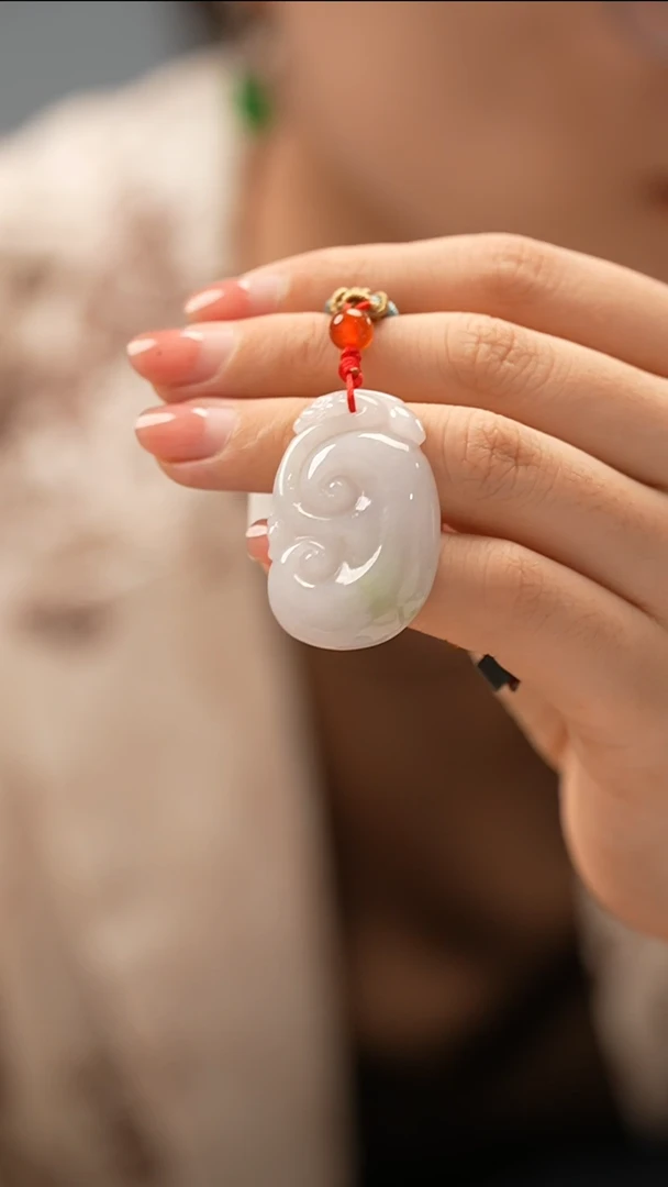 翡翠未镶嵌颈饰如意