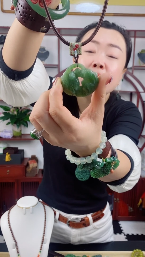 未镶嵌岫玉颈饰1
