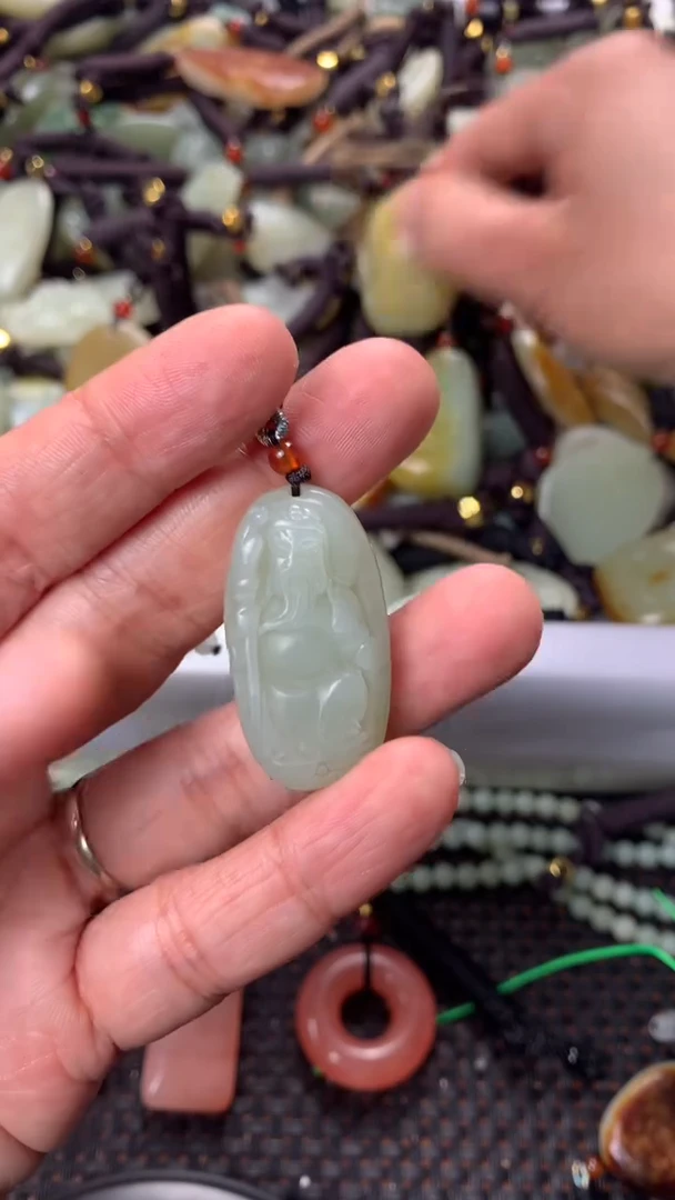 【闪购商品】和田玉颈饰未镶嵌多样性发货没有证书，拍一发一.有瑕