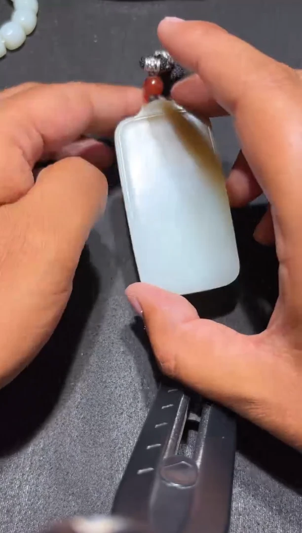 未镶嵌和田玉（糖玉）挂件和田玉