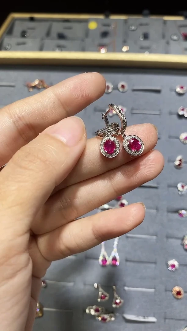 18K金镶嵌耳饰红宝石