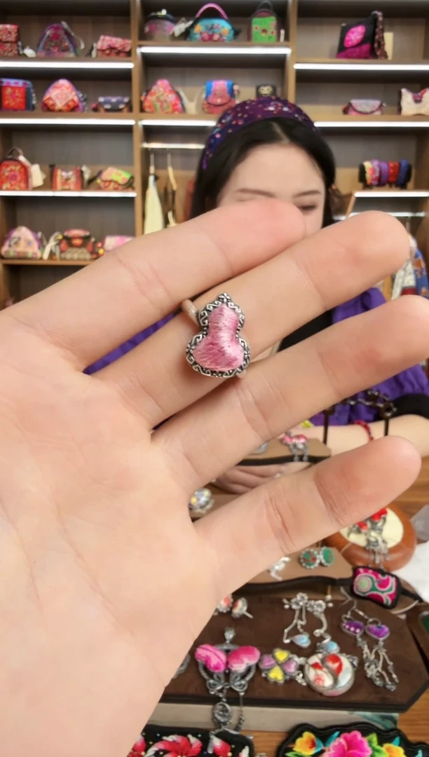 【闪购商品】织绣173蒙阿苏苗绣传承