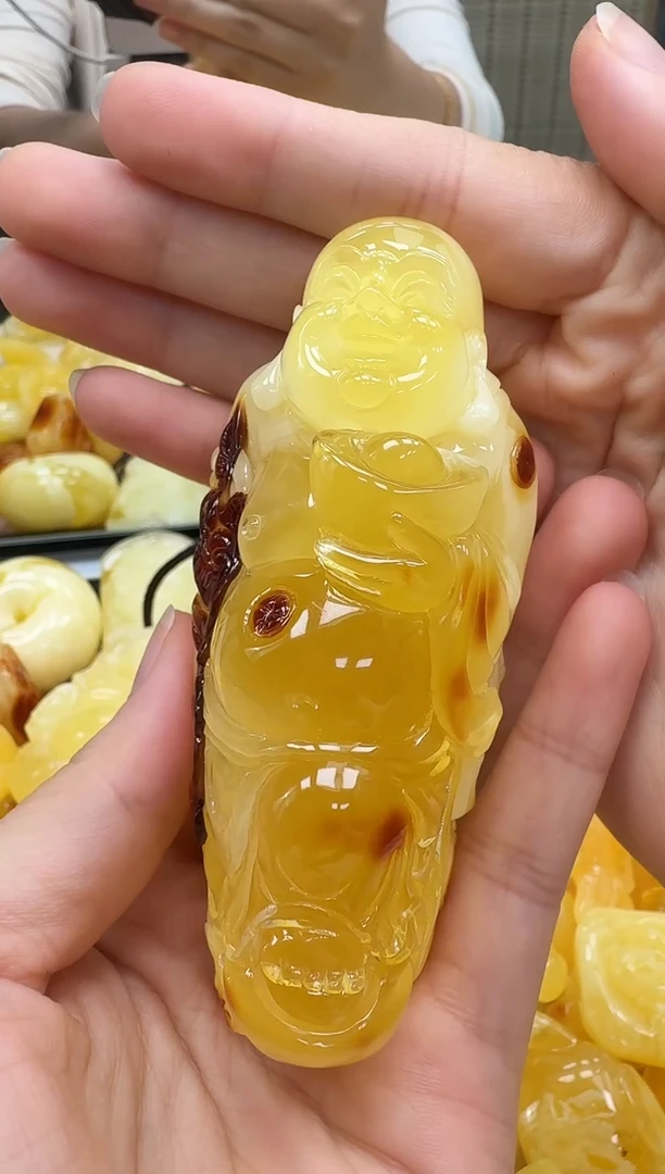 未镶嵌琥珀裸石如图