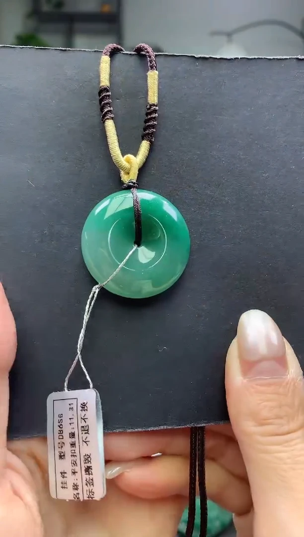 颈饰未镶嵌石英质玉平安扣