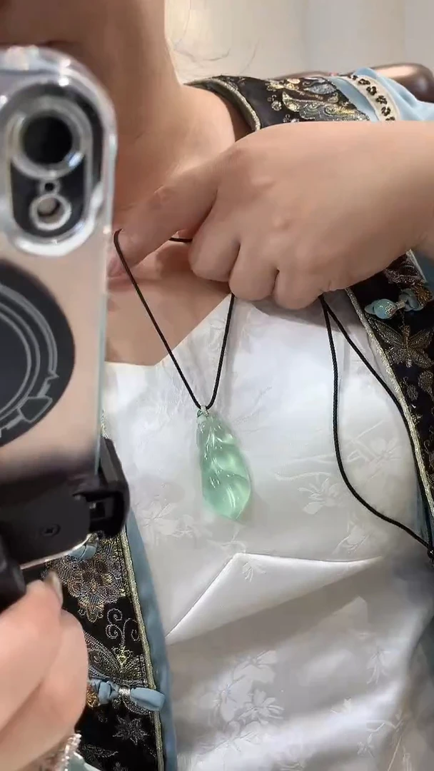 未镶嵌蛇纹石玉颈饰叶子