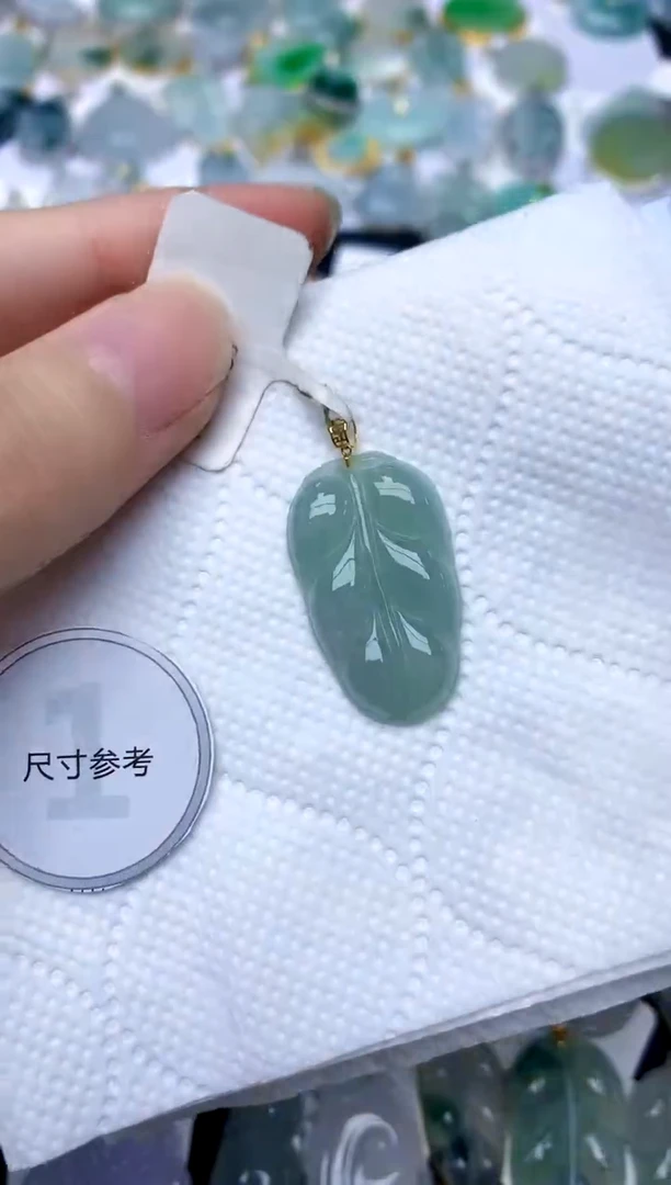 颈饰18K金镶嵌翡翠天然A货翡翠