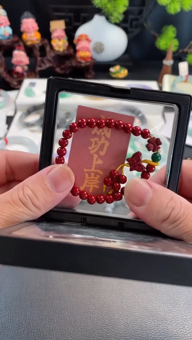 翡翠未镶嵌颈饰小****？有纹裂