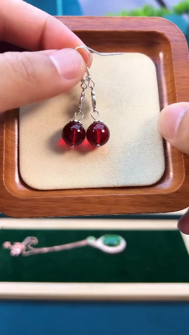 银S925镶嵌血珀耳饰E464