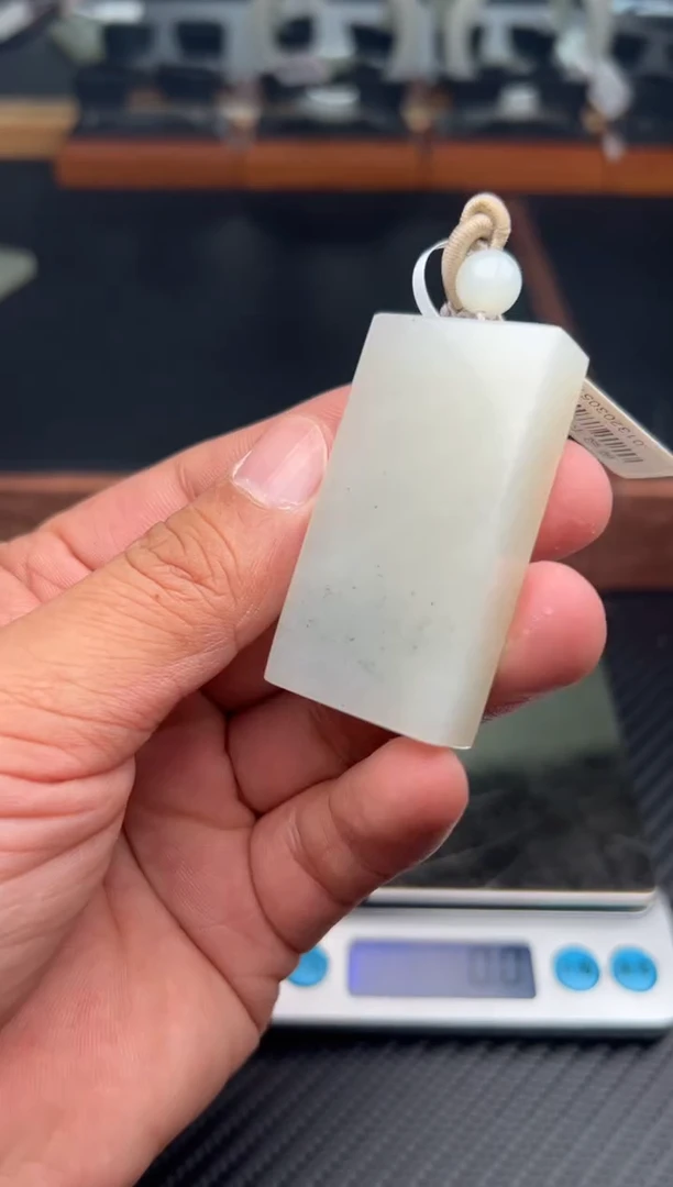 吊坠(赠链)未镶嵌和田玉黑山微色差吊坠J