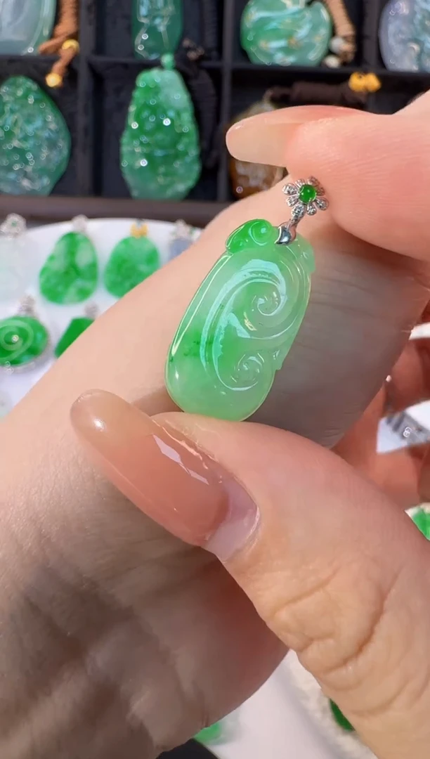 颈饰18K金镶嵌翡翠缅甸A货翡翠