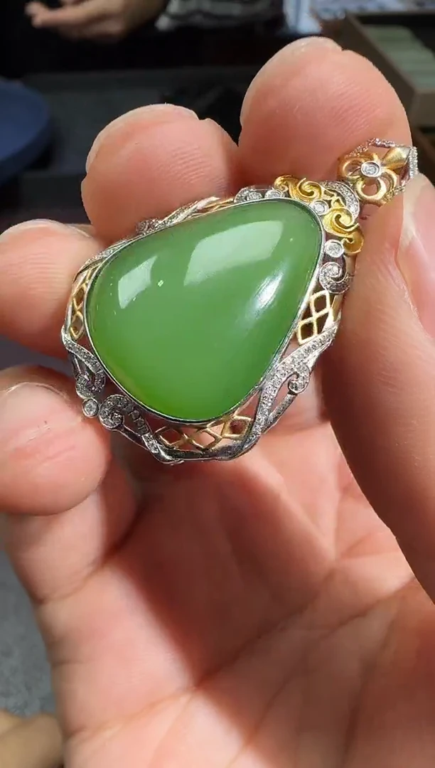 18K金镶嵌和田玉挂件【陆102】143 7026