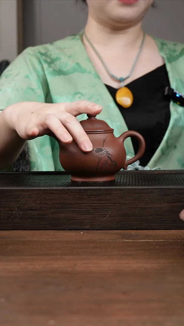茶壶紫砂张成皓   紫泥潘壶    刻绘小鸟   200CC