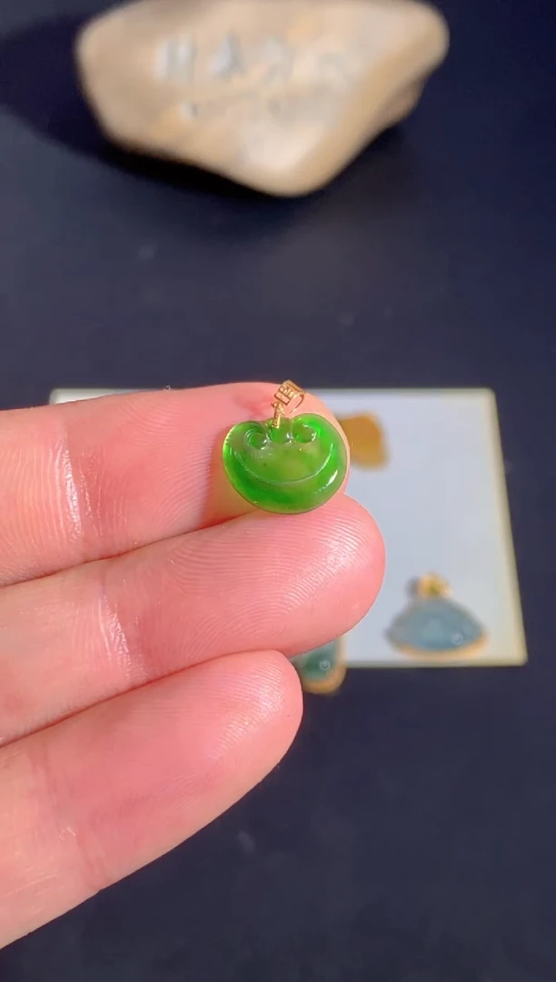 颈饰18K金镶嵌翡翠