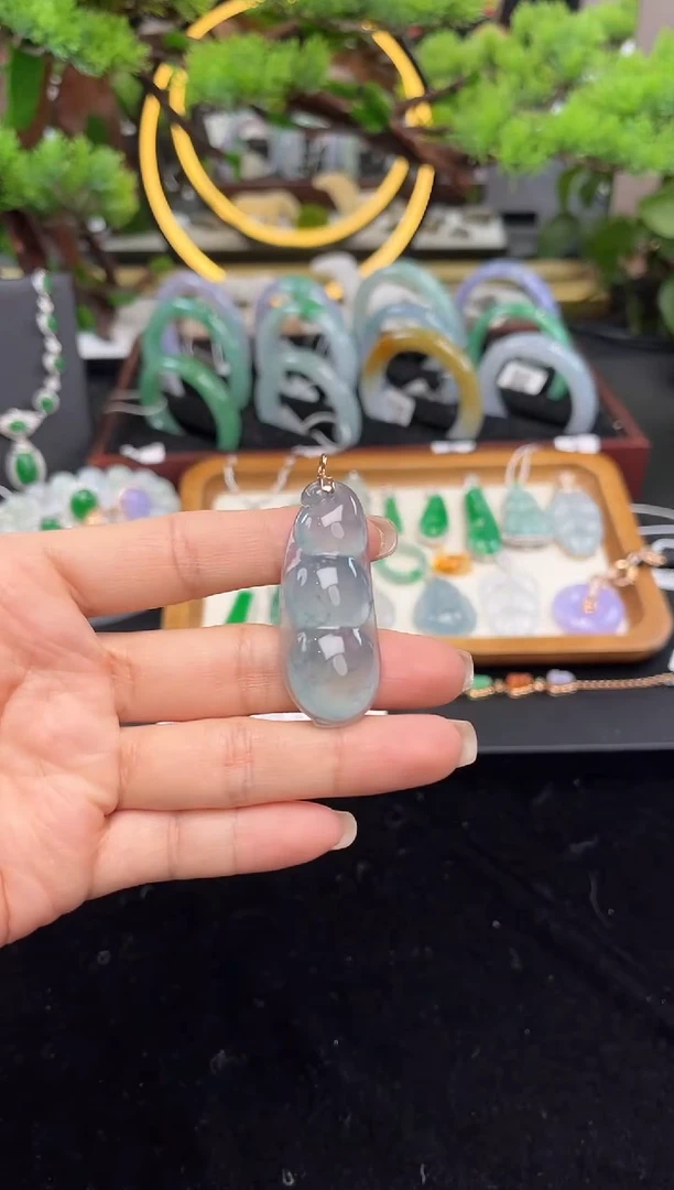 颈饰18K金镶嵌翡翠吊坠