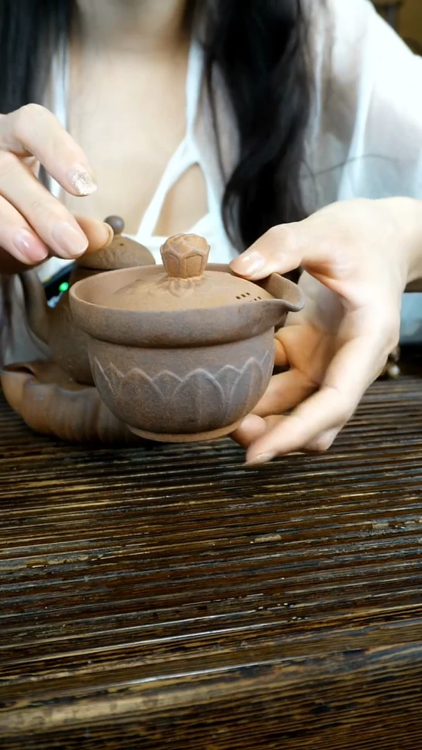 静悟斋  黄泥段红莲手抓壶130cc