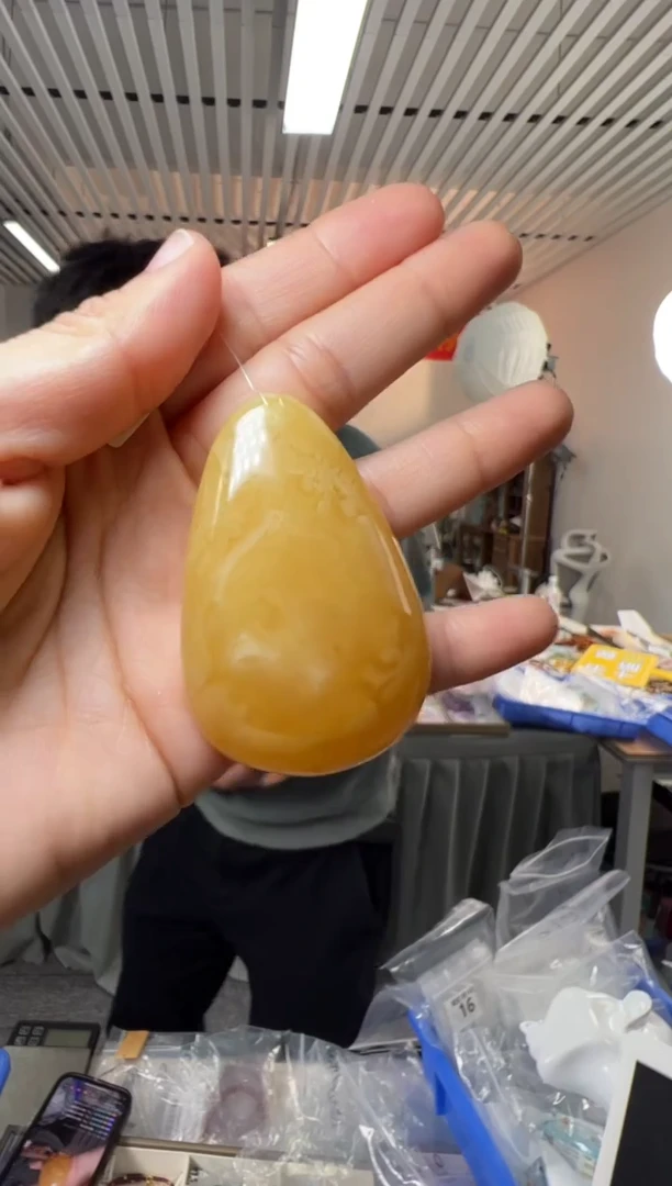 【闪购商品】琥珀吊坠(不含链)未镶嵌俄料鸡油黄蜜蜡水滴