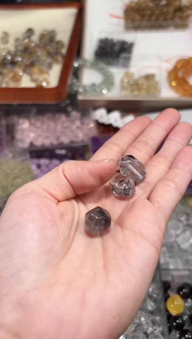 【闪购商品】水晶手串未镶嵌B28闪灵随形通孔一颗约卡11+