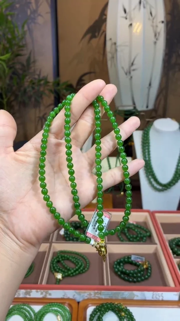 颈饰未镶嵌和田玉（碧玉）6色标级辣阳绿微矿毛衣链