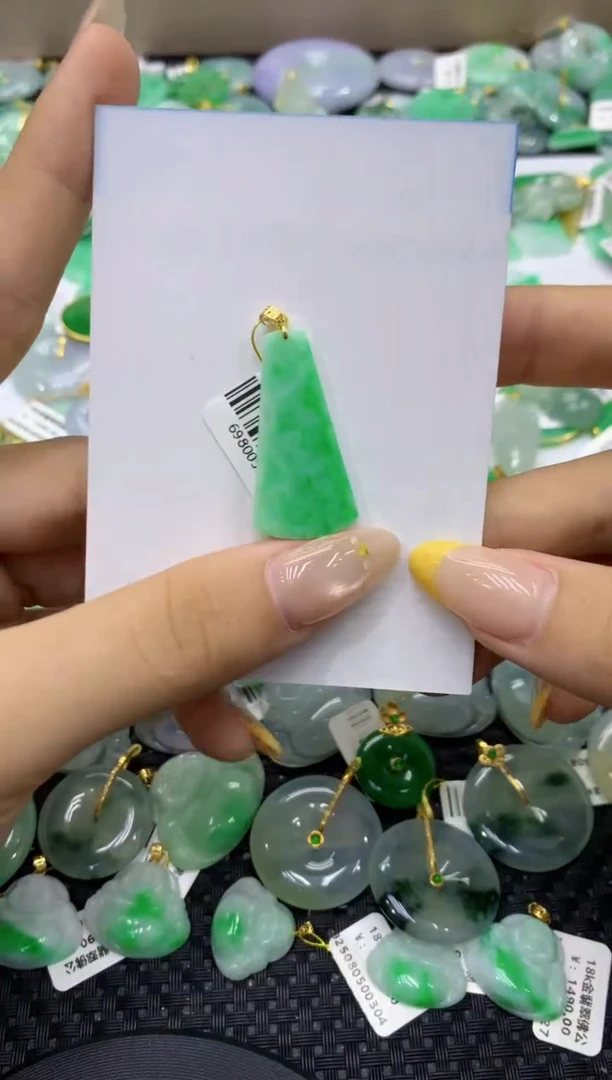 颈饰18K金镶嵌翡翠天然缅甸翡翠A货