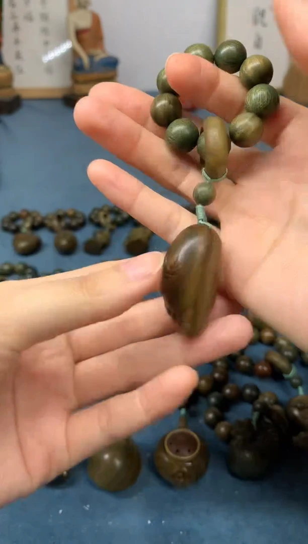 【闪购商品】维腊木（绿檀）把件知足常乐 盘玩件