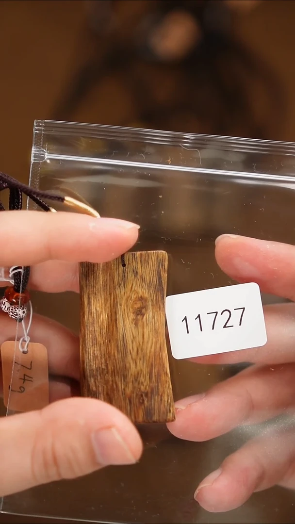 沉香碎屑沉香李****西11727-15块/克7.4g乌身圆叶无事牌文玩一件