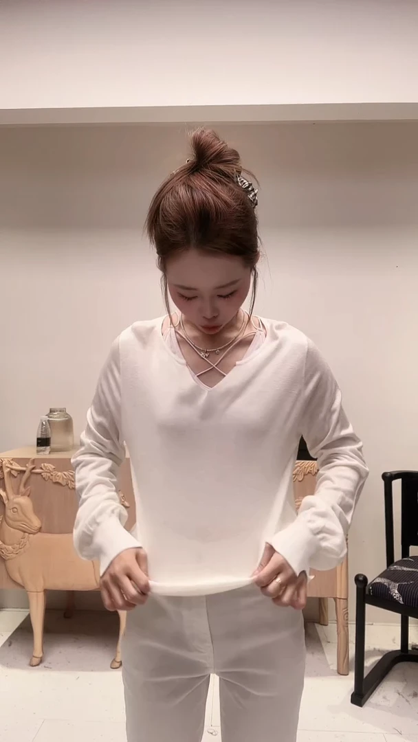 白色V领羊毛上衣