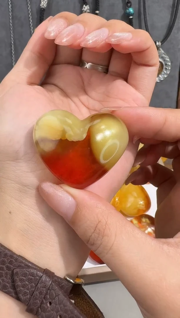 未镶嵌琥珀裸石一**鸿琥珀