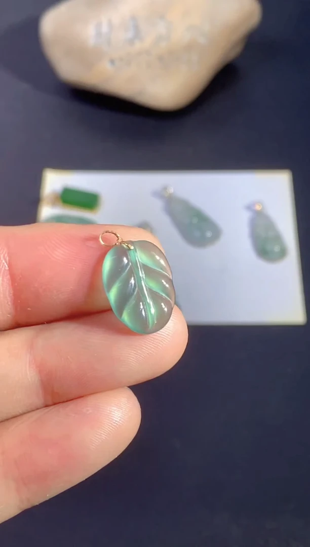 颈饰18K金镶嵌翡翠