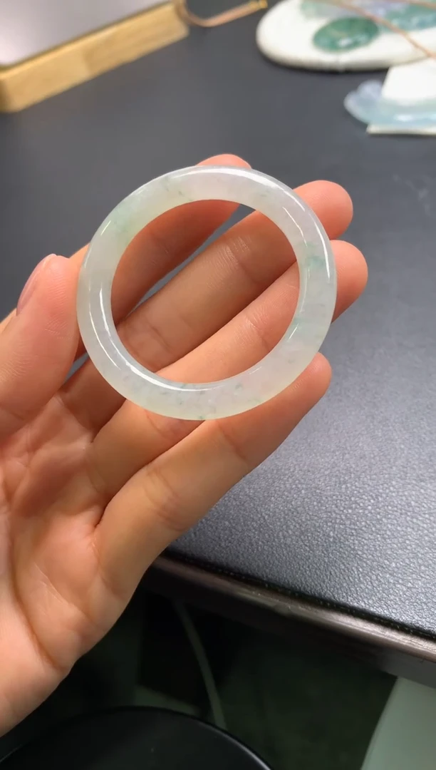 颈饰未镶嵌翡翠无鉴赏期无证书（37*5.4*6）