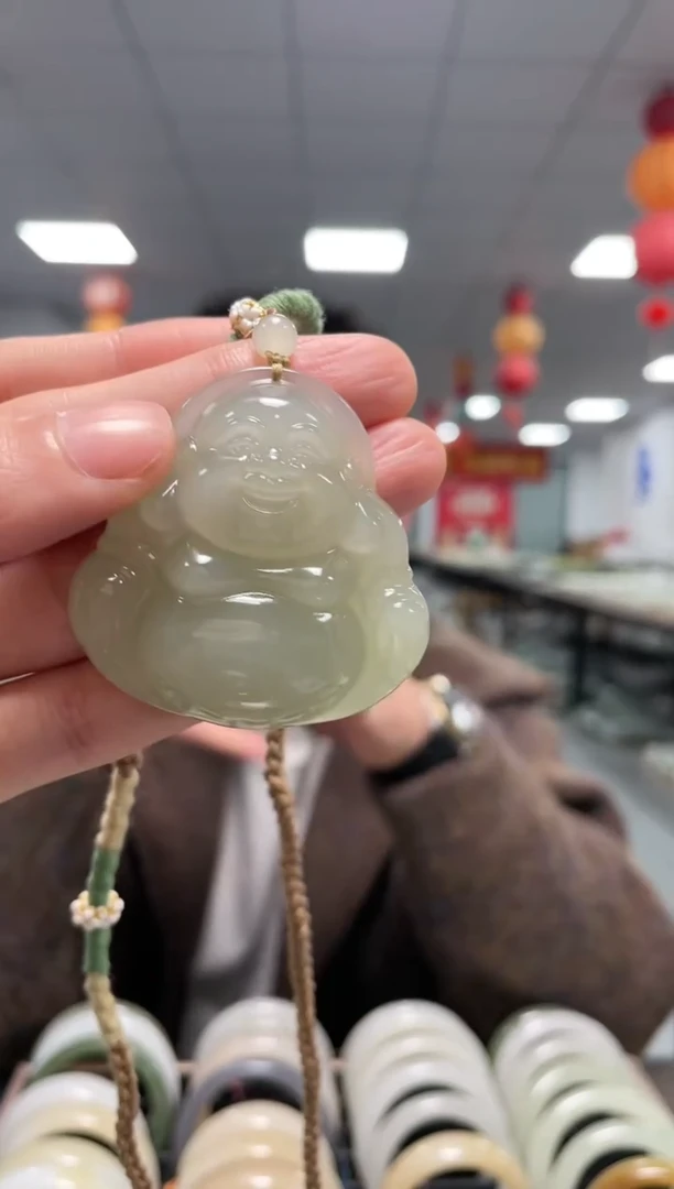 颈饰未镶嵌和田玉翠色大佛公挂件一件