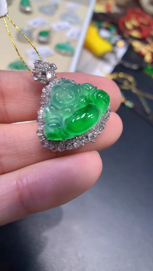 颈饰18K金镶嵌翡翠佛公