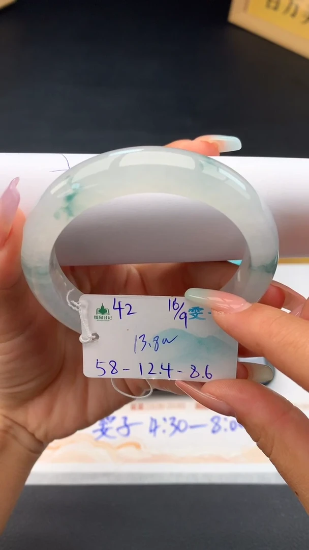 未镶嵌手镯翡翠自带#送人#，联系客服核对地址~