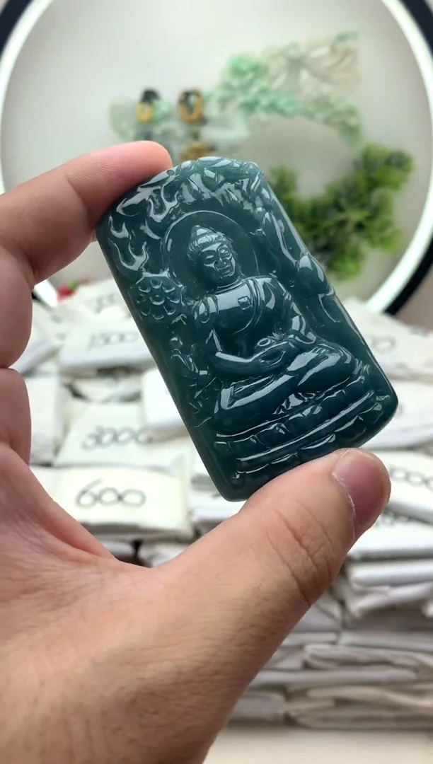 颈饰未镶嵌翡翠大日如来