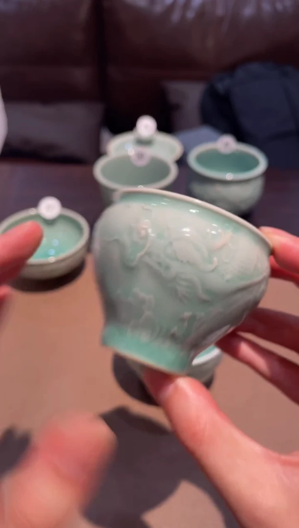 15窑承龙泉青瓷龙纹鸡腿杯