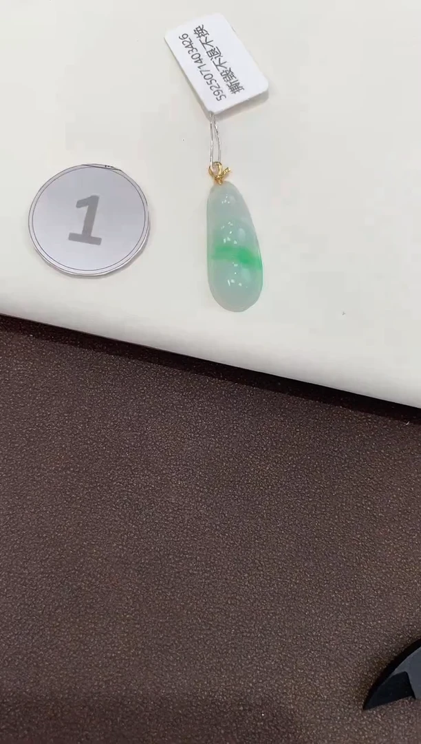 翡翠18K金镶嵌吊坠(赠链) 天然缅甸a货翡翠(多样性发其一