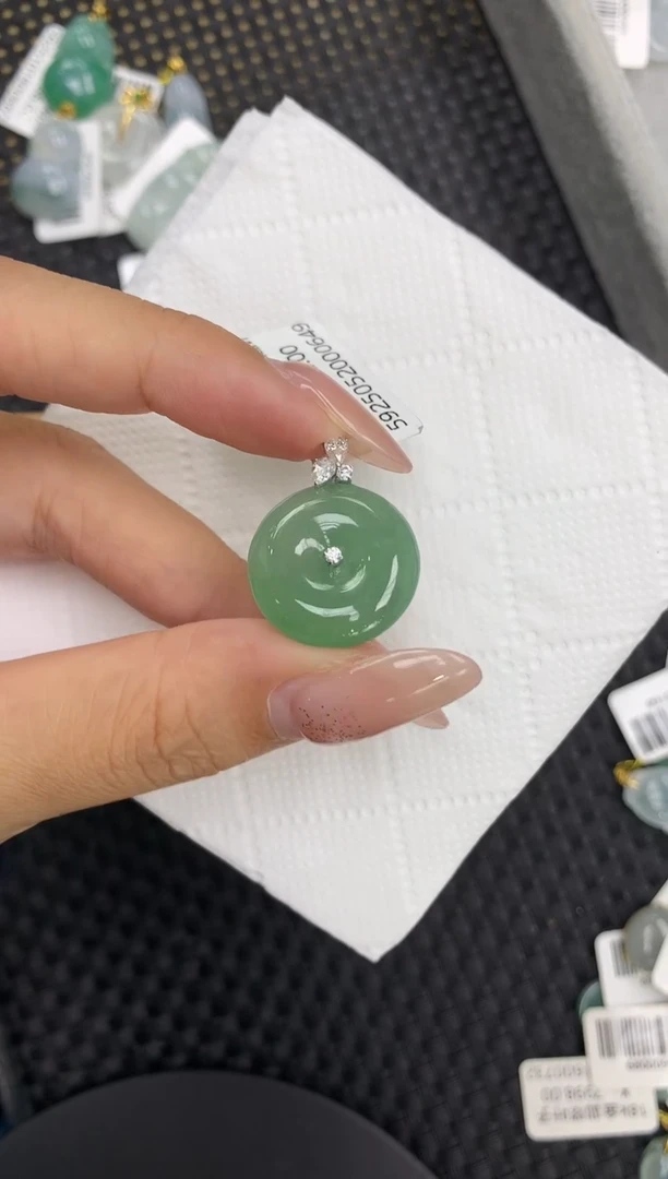 颈饰18K金镶嵌翡翠1111111111