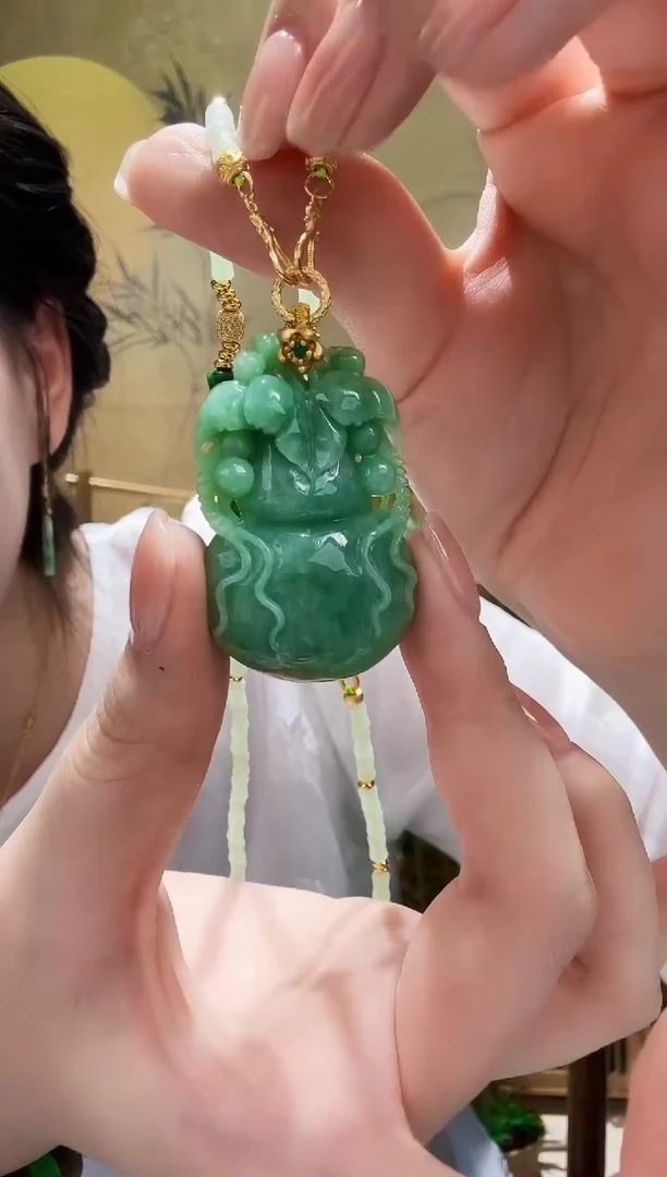 颈饰未镶嵌翡翠吊坠