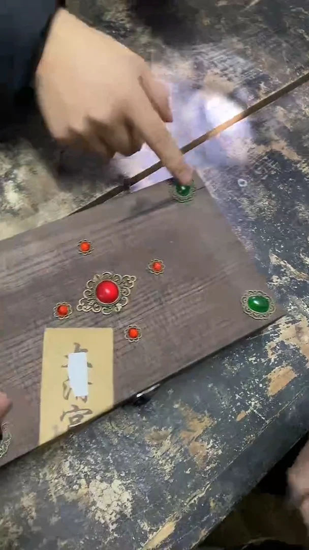 《时光机百货商行》红石头木盒子画