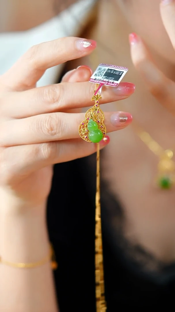 颈饰18K金镶嵌和田玉苹果绿葫芦HNZ13456