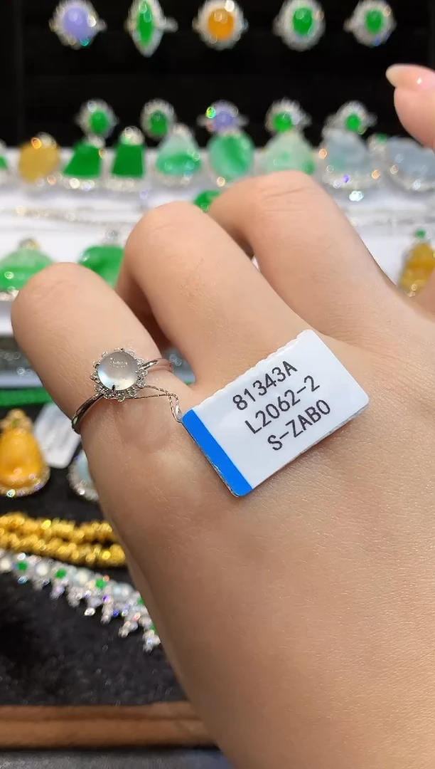 18K金镶嵌戒指翡翠多样性发其一