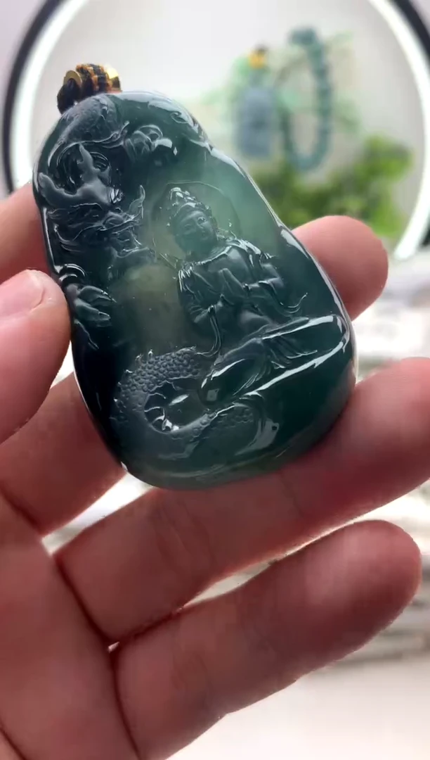 翡翠未镶嵌颈饰大势至