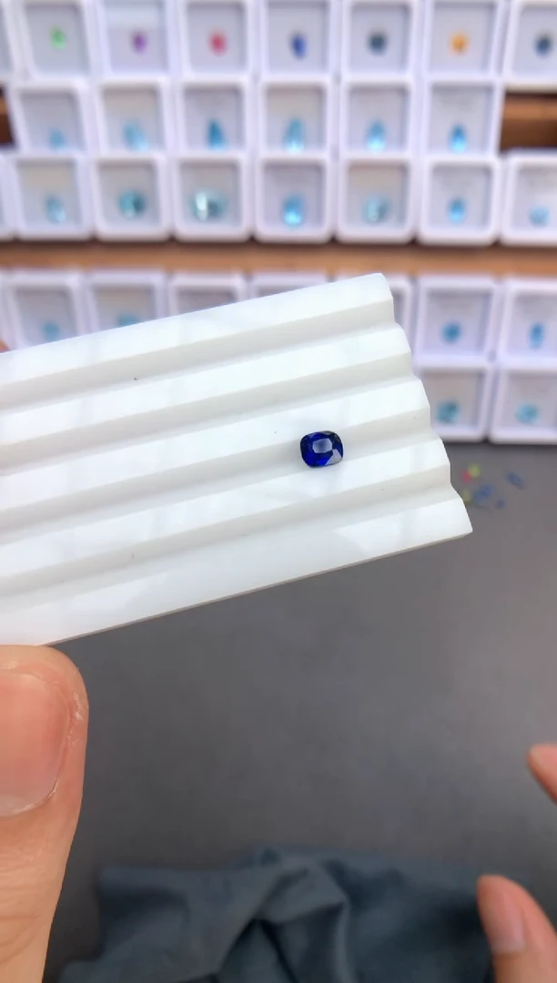 未镶嵌裸石定制蓝宝石0.59ct 无烧皇家蓝