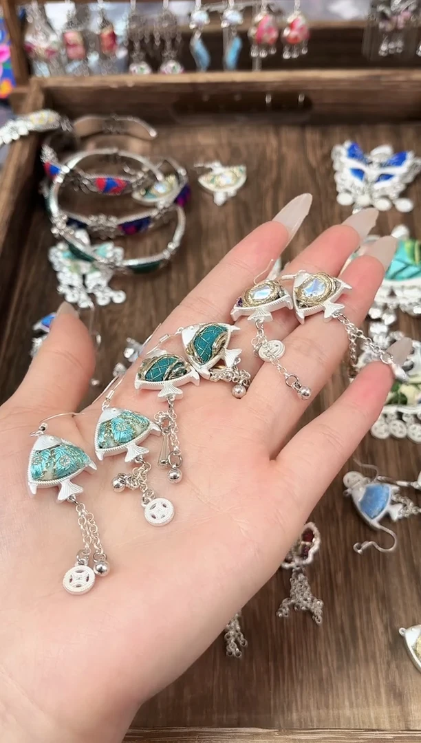 织绣成***?民族风非遗老绣饰品564