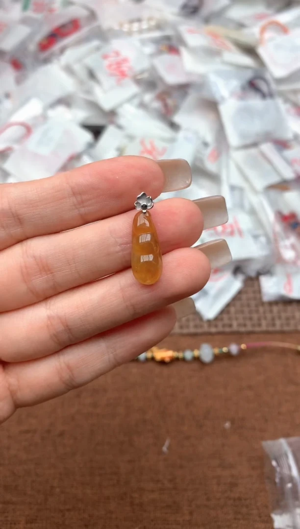 18K金镶嵌挂件翡翠一