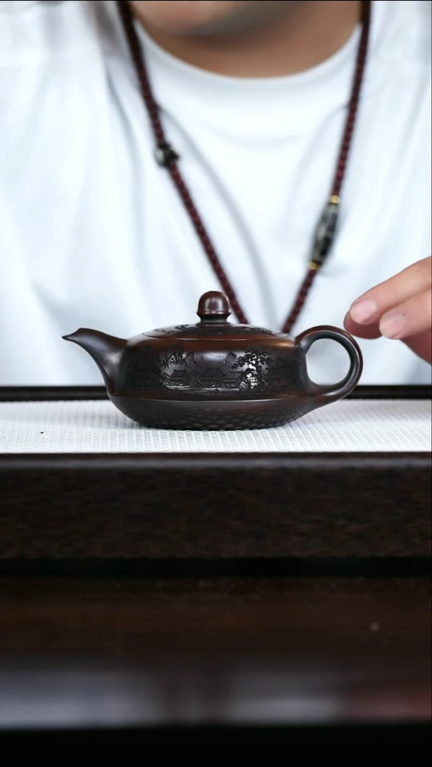 茶壶紫砂紫砂曲壶  满刻山水