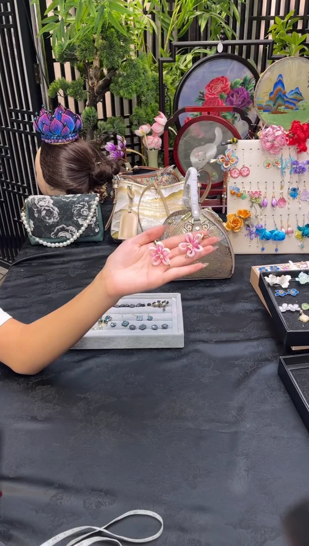 织绣玺**开非遗苏绣饰品