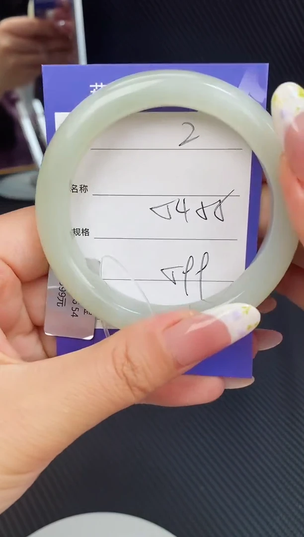 和田玉手镯未镶嵌微色差2