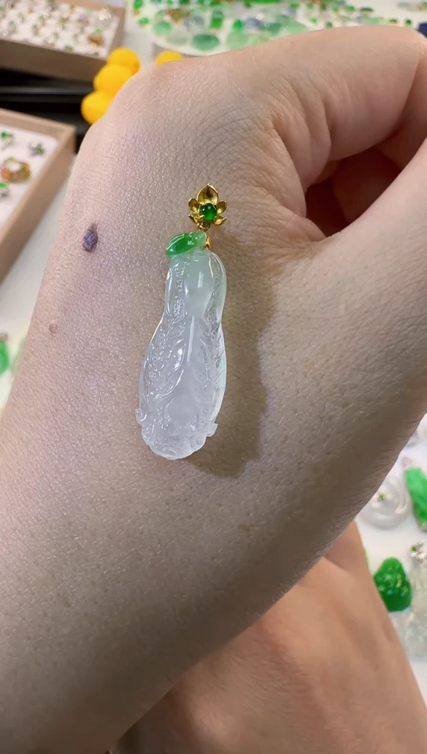 颈饰18K金镶嵌翡翠缅甸A货翡翠