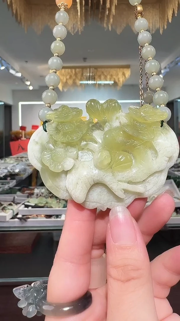 未镶嵌岫玉颈饰吊坠
